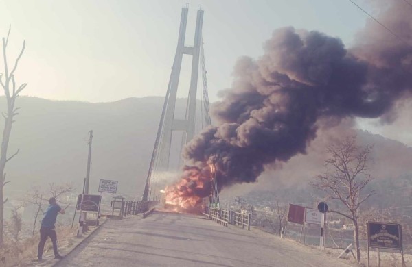 कर्णाली पुुलमा आवागमन बन्द, आगलागीबाट ‘सपोट’ डोरीमा आंशिक क्षति